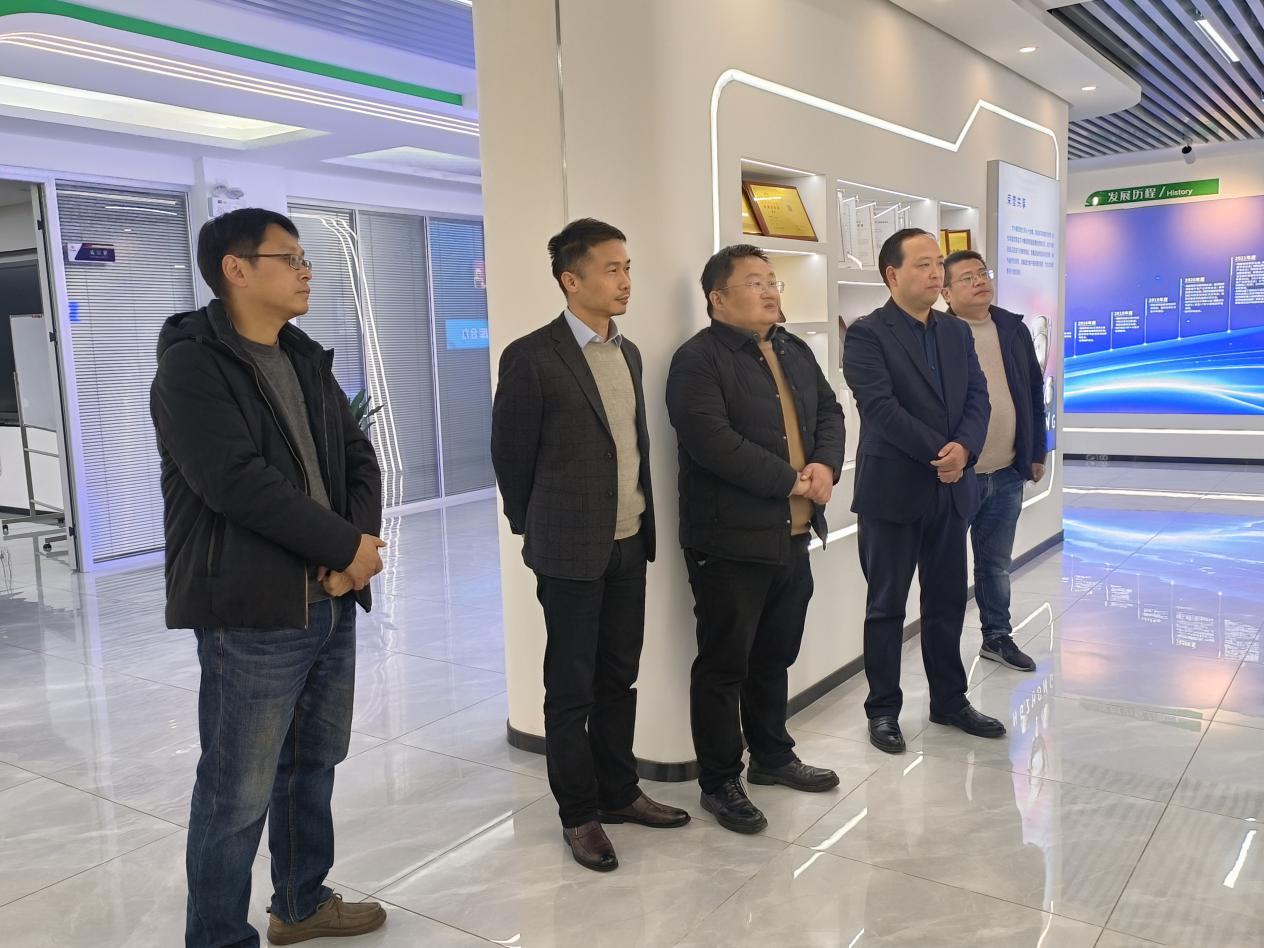 并肩同筑新時(shí)代，攜手共創(chuàng)新未來