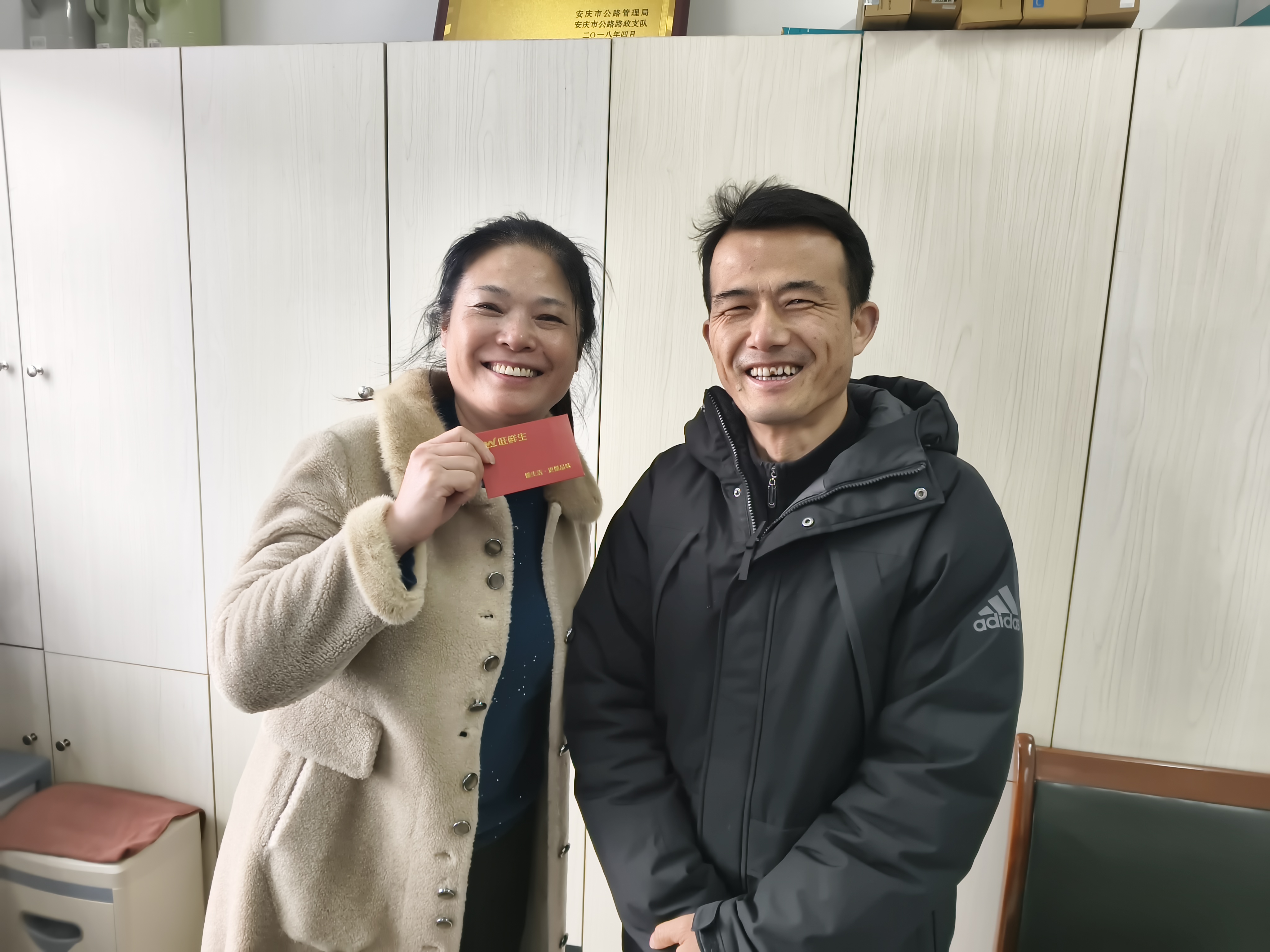 春風(fēng)暖巾幗，溫情伴芳華