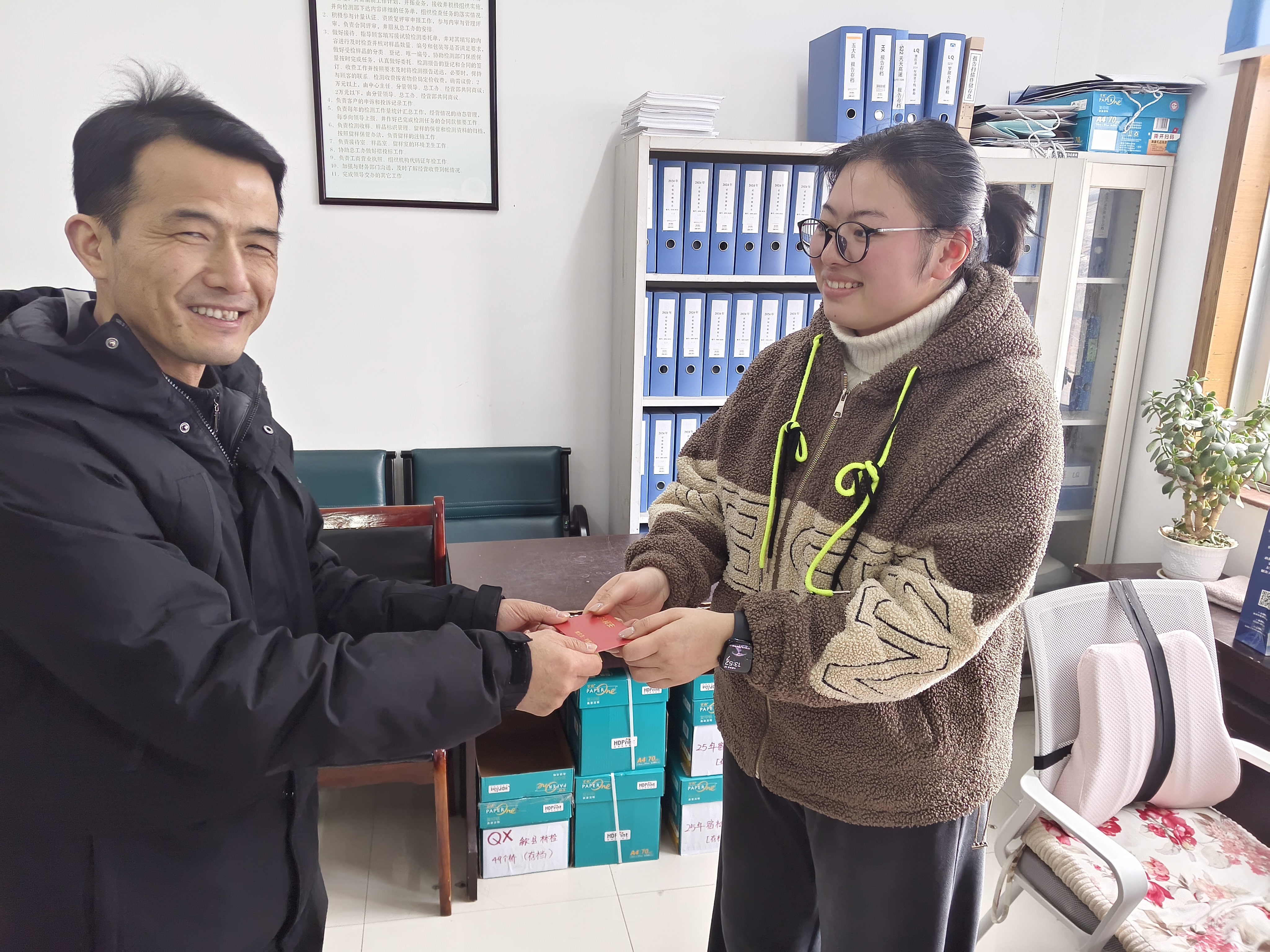 春風(fēng)暖巾幗，溫情伴芳華